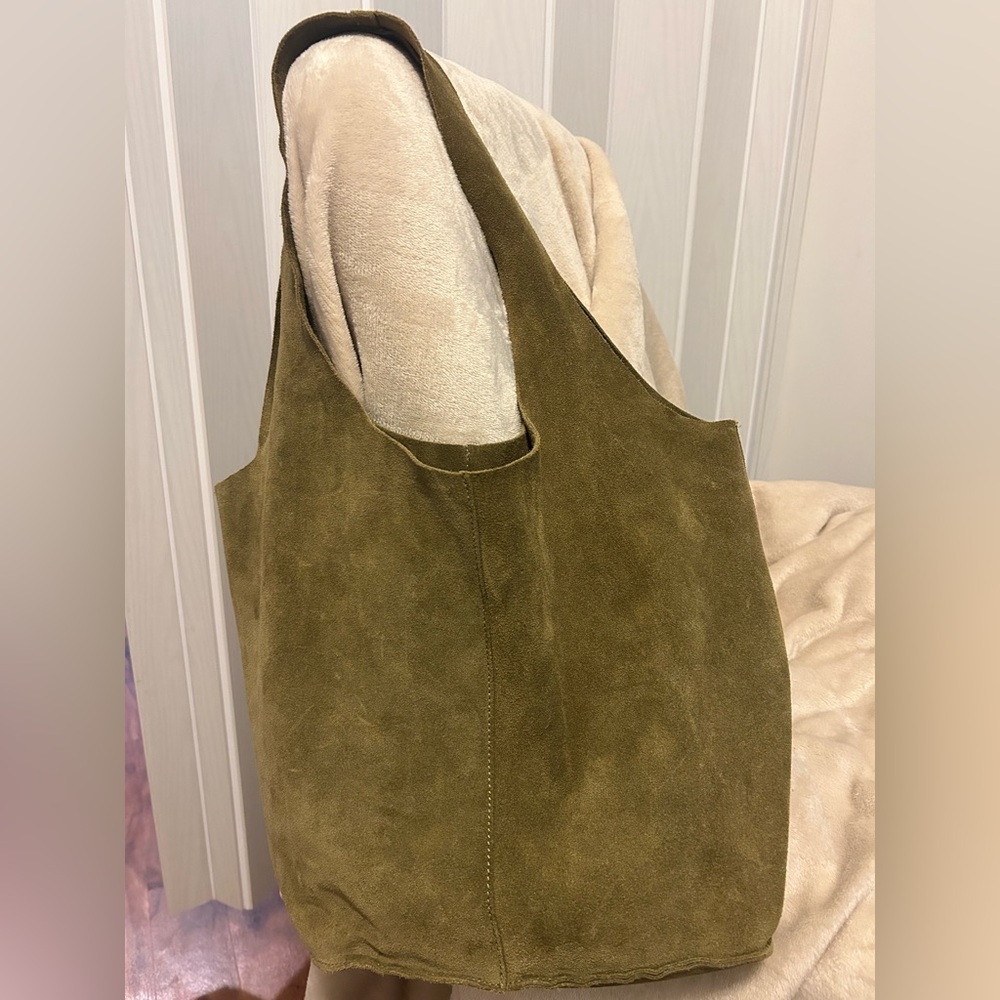 Sundance Italian suede leather hobo style bag in very good condition.